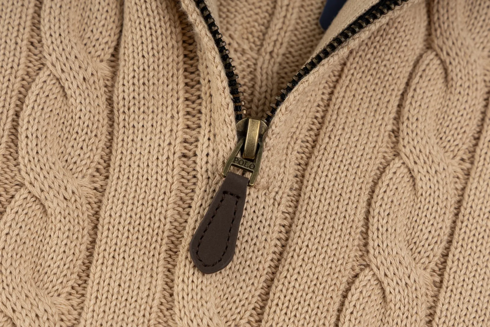 P236 #R92 RALPH LAUREN Ralph Lauren fifteen colors classic small label embroidery logo turtleneck pullover half-zip knitted cable sweater with high-density LOGO embroidery on the chest and original customized tag accessories. Made of pure cotton yarn, pure cotton is skin-friendly and comfortable, small label war horse embroidered twist turtleneck sweater 🐎 high quality, follow the blogger to learn how to wear it! Let’s buy a Ralph Lauren cable sweater. It’s a super hard-to-find series after it became popular. It’s hard to find one on the official website. It’s simple and practical to wear, with a lazy and loose feel. The thickened fabric has more texture, feels soft and delicate, and has a loose fit. Whether worn alone or layered, you can wear different styles of fashion with just one piece!   Size：XS S M L